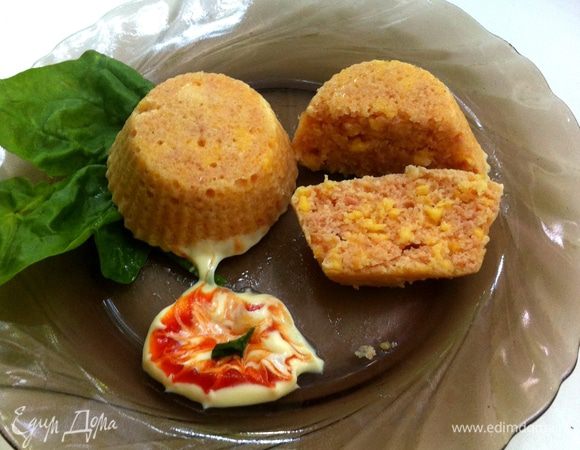 Подавать можно с зеленью и со сметанкой.