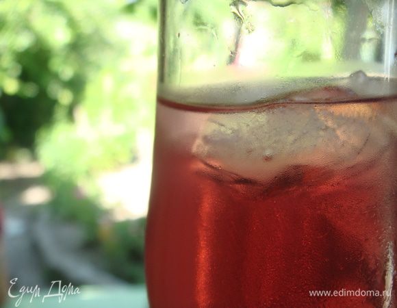 в бокал со льдом добавить шампанское, сверху виноградный компот