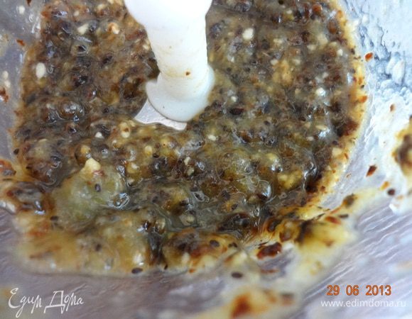 Для приготовления маринада положить в блендер очищенные и разрезанные на 2-4 части плоды киви, очищенные зубчики чеснока, промытый чернослив. Измельчить, сильно не стараться, в несколько пульсаций будет достаточно. 