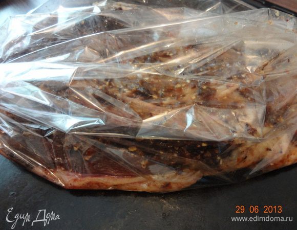 Натереть полученной смесью тушку гуся, так же с обеих сторон и оставить мариноваться минимум на 4 часа, лучше на ночь. 
Промаринованного гуся выложить в рукав для запекания, завязать концы, сделать несколько проколов иголкой сверху. Отправить в духовку, разогретую до 180 С на 2 часа, это для половинки тушки, целого нужно запекать от 3,5 до 4 часов, зависит от размеров птицы.