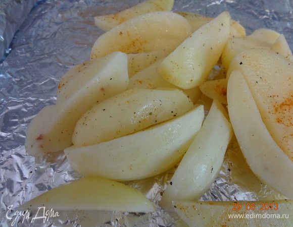 За час до готовности гуся готовим картошку, я сначала запекаю ее отдельно в фольге. Очистить и разрезать на дольки, сбрызнуть растительным маслом, посыпать солью, черным перцем (у меня ароматная соль с приправами от Апрель). Запечатать плотно фольгу, отправить в духовку на 30 минут.