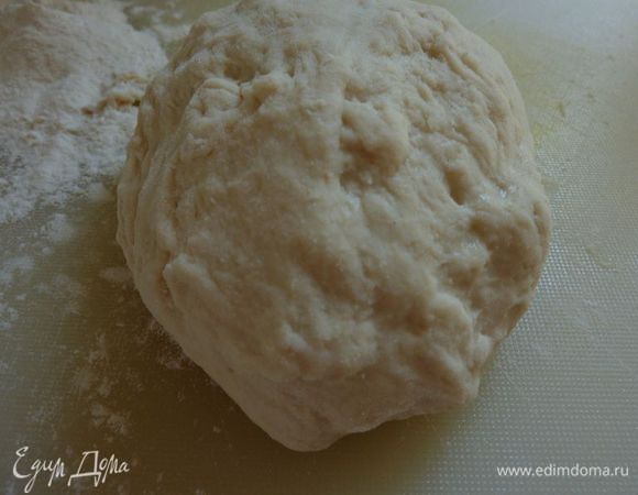 Через полчаса, выложить тесто из миски, если нужно добавить не много муки и слегка размять (тесто должно оставаться слегка липким), разделить тесто на 4 шара.