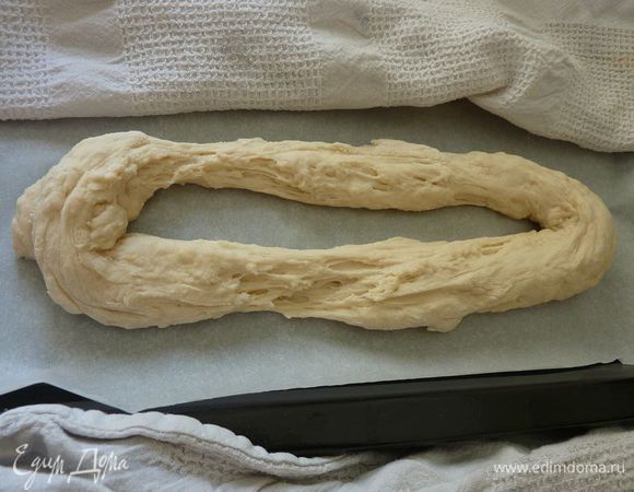 Сделайте отверстие руками в шаре, и медленно растянуть в  форму бублика,  можно так и оставить, но в классике они  удлиненные и  узкие.