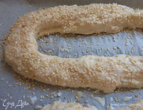 Разложить на продвинь выложенный бумагой для выпечки, накрыть полотенцам и дать подняться  еще полчаса. 