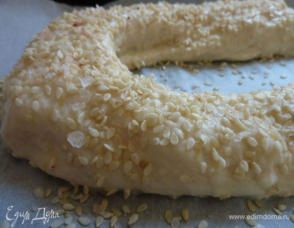 Помазать взбитым яйцом или/и молоком (я только молоком) и посыпать щедро по вкусу (люблю с кунжутом и крупной солью)