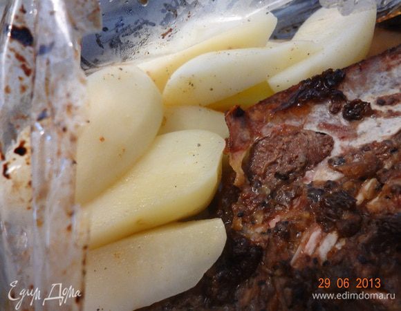 Через 30 минут картошку переложить из фольги в пакет к гусю, предварительно разрезав его посередине. Запекать все вместе до готовности картошки.