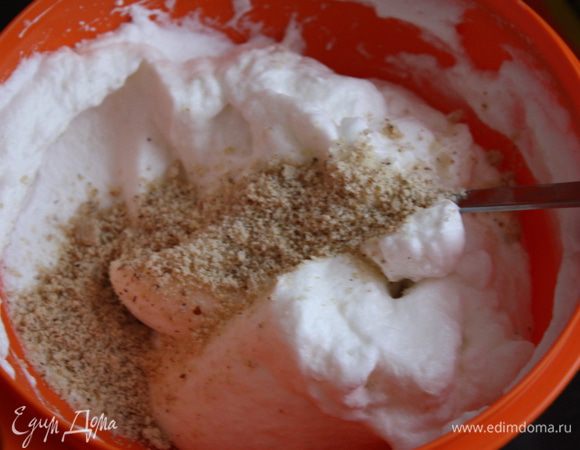 Измельчаем орехи в муку, добавив сахарную пудру. Это не даст им стать пастой. Белки взбиваем до крепких устойчивых пиков, постепенно добавляя сахар. Масса станет блестящей. Добавляем в несколько приемов нашу ореховую муку, аккуратно вымешивая лопаткой.