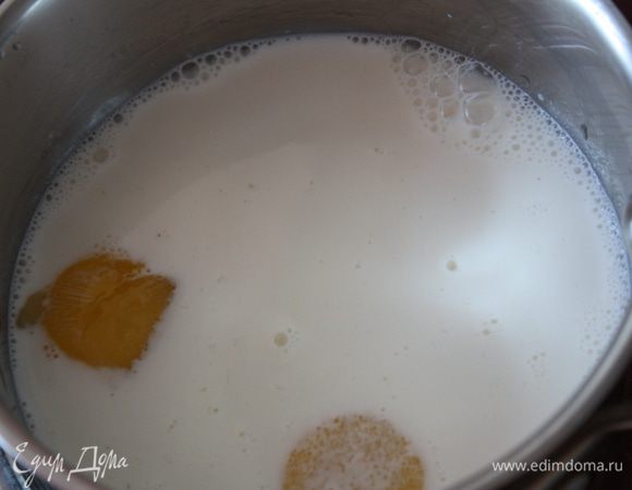 Займемся кремом. Для меня это новый заварной крем, вообще простой! Берем 100 мл молока и смешиваем с крахмалом. Далее добавляем желтки, сахар и остальное молоко, перемешиваем и ставим на средний огонь.