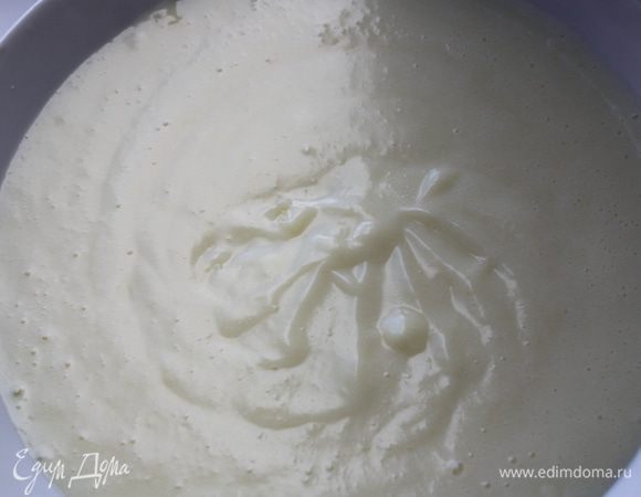 Практически постоянно помешивая, доводим до кипения и варим пару минут (помешивая) до загустения. Снимаем с огня (бонус: как только сняли кастрюльку с огня, обязательно помешиваем хотя бы минуту, иначе желтки начнут вариться, и получится сладкая яичница), переливаем в плоскую посуду, накрываем пищевой пленкой и даем остыть. Тем временем достаем сливочное масло из холодильника и даем ему дойти до комнатной температуры.