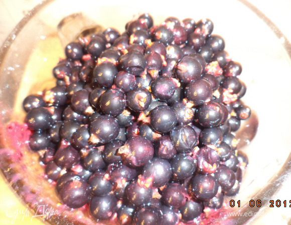 Апельсины вместе с цедрой порезать крупными кусками, поместить в чашу блендера, прибавить ягоды чёрной смородины, измельчить.