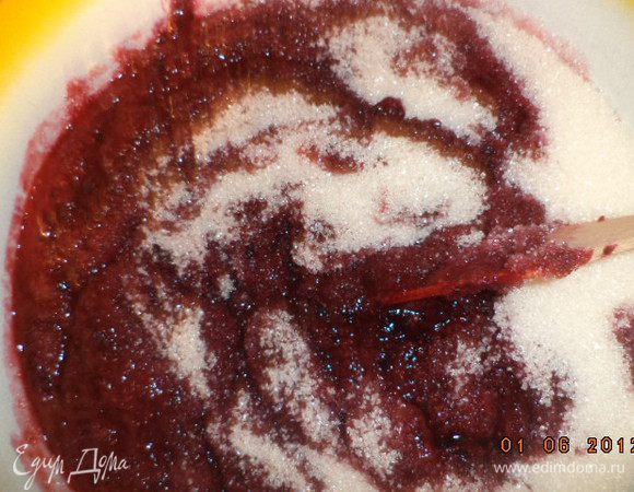 Вылить полученную массу в тазик, прибавить сахар. Поставить тазик на огонь и, помешивая деревянной ложкой, довести до кипения. При этом нужно следить, чтобы сахар полностью растворился.