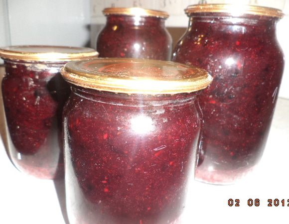 Варенье разложить в подготовленные банки и закрыть крышками.