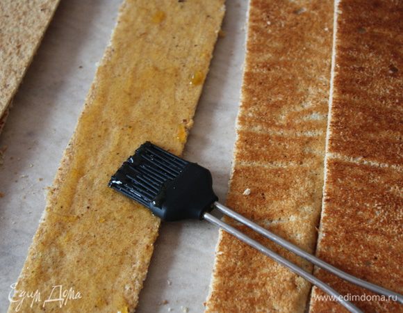 Корж аккуратно нарезаем на 6 одинаковых полосок. Я разрезала сначала пополам, положила друг на друга и т.д. Абрикосовый джем немного подогреваем, чтобы он не был густым, наносим его обильно-преобильно на самую ровную и красивую полоску и оставляем на 15 минут.