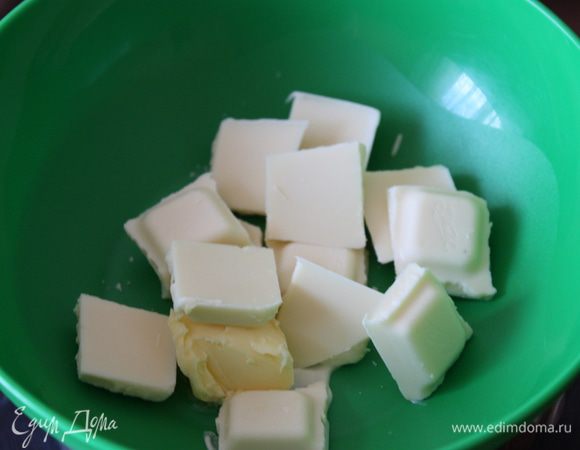 На водяную баню ставим белый шоколад и масло. Помешиваем силиконовой лопаткой.