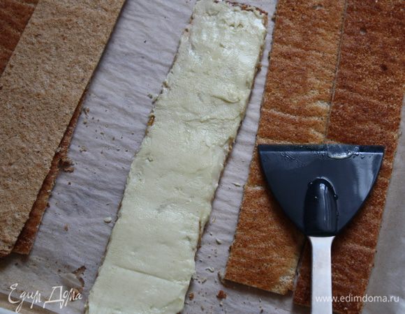 Аккуратно наносим шоколад на полоску и разравниваем его широкой лопаткой. Топим черный шоколад.