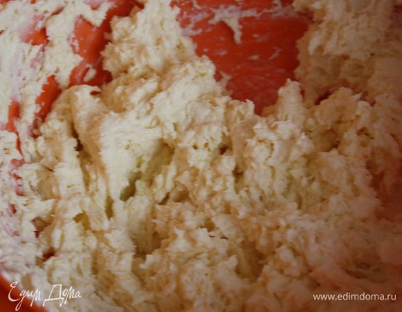 Теперь крем. Начинаем взбивать сливочное масло, примерно 2 минуты. Потом взбиваем, постепенно добавляя по 1 ст. л. крема. Это важно, иначе масло свернется. В конце добавляем ром, коньяк или настойку.