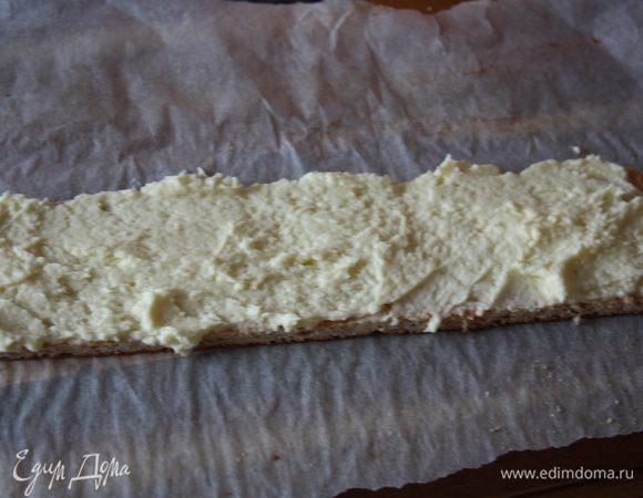 На полоску наносим крем, не жалеем, и укладываем так полоску за полоской.