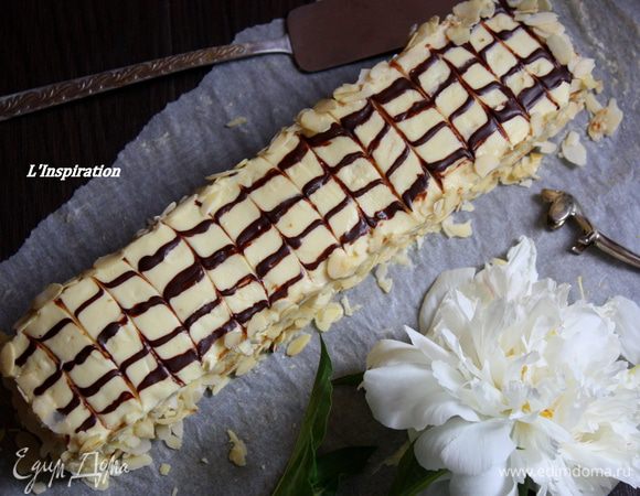 Ставим на 2–3 часа в холодильник, разрезаем на 7–8 пирожных и наслаждаемся!