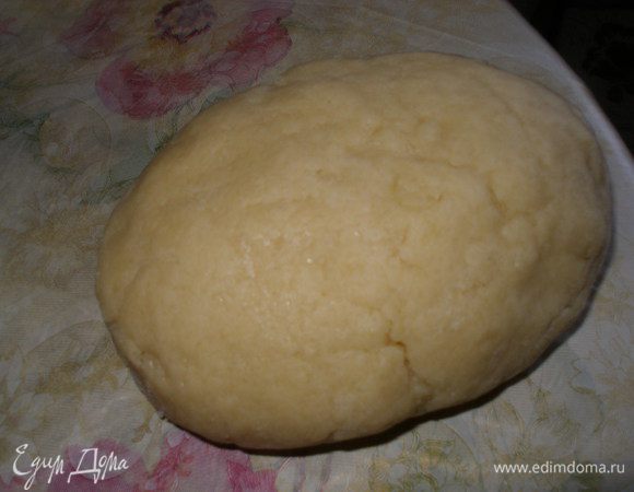 Добавить яйцо и замесить тесто. Если оно будет суховатым добавить 1-2 ст. ложки холодного молока (я не добавляла).