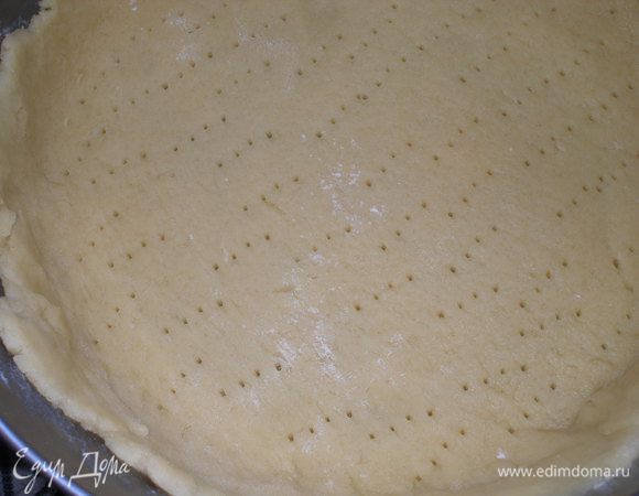 Тесто раскатать и перенести в смазанную сливочным маслом разъемную форму 20 см.(можно и 24 см).Сделать бортики примерно 5 сантиметров.Наколоть вилкой и поставить в холодильник на 1 час.