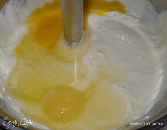 Ввести по одному яйца, и еще раз хорошо взбить.