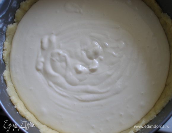 Вылить крем на тесто.
