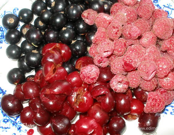 Ягоды вымыть и просушить, из вишни удалить косточки.