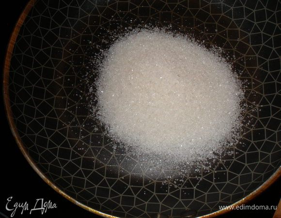 В сковороде растопите сахар до светло-коричневого цвета.