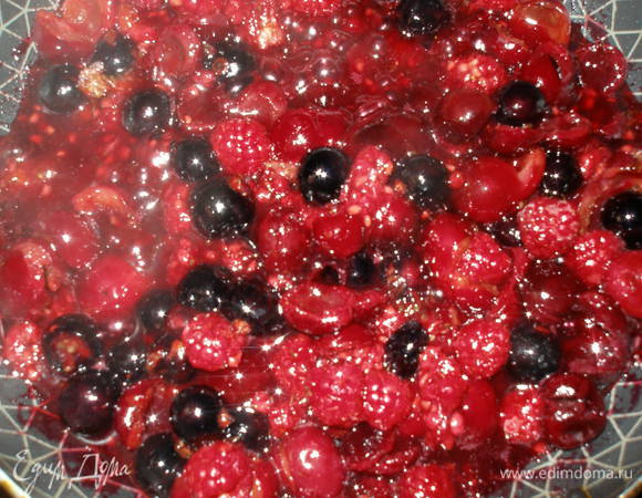 Потушить минуты 2-3, добавить желатин (предварительно развести в теплом соке) и еще подержать на огне 2 минуты.