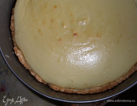 Готовый пирог достать с духовки и дать ему остыть. Освободить от разъемной ленты и переложить на блюдо.