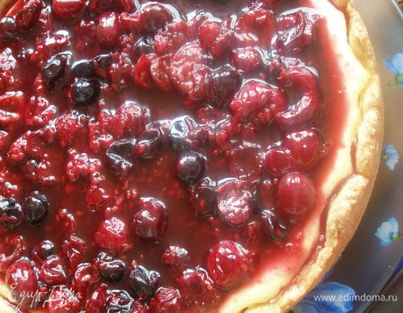 ...Затем залить его ягодным желе. И убрать в холодильник на 4-5 часов, можно на ночь!