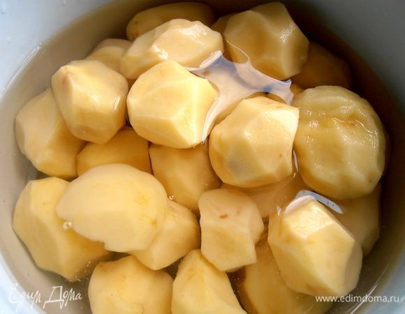 Картофель ставим вариться в подсоленной воде...