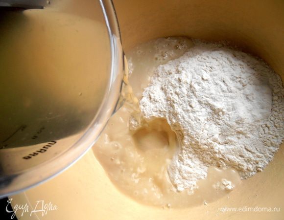 Горячий отвар вливаем в муку, оставив немного для блендера...