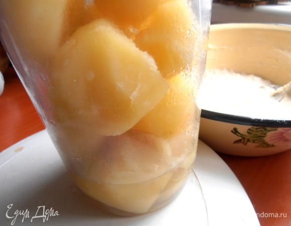 Складываем картофель в чашу для блендера (по рецепту нужно 5-6 шт., но у меня мелкий картофель, поэтому больше)...