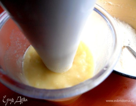 Взбиваем картофель с небольшим количеством отвара... Или разомнём толкушкой в пюре.