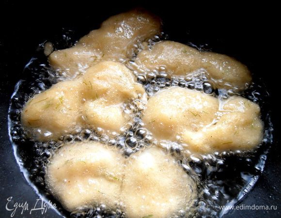 Выдавливаем полоски в разогретое растительное масло и жарим с нижней стороны...