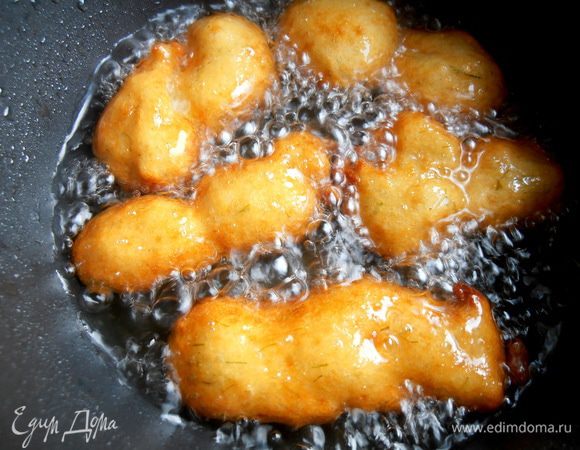 Переворачиваем ножом или вилкой и жарим другую сторону.