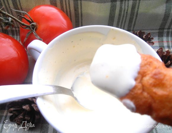 Мои мальчишки смешали свежую сметану с Вегетой и макали каждый пончик... и так уплели половину)))