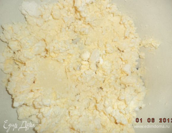 Сливочное масло и творог растереть ложкой в однородную массу. Прибавить сахар и пакетик ванильного сахара, перемешать. Прибавить 1 яйцо, ещё раз перемешать. Муку перемешать с разрыхлителем. Всыпать муку в сливочно - творожную массу, замесить мягкое тесто. Убрать тесто на 1 час в холодильник.
