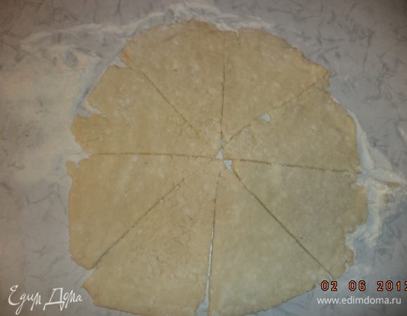 Разделить охлаждённое тесто на 4 равные части. Каждую раскатать в круг. 
Каждый круг разрезать на 8 сегментов.