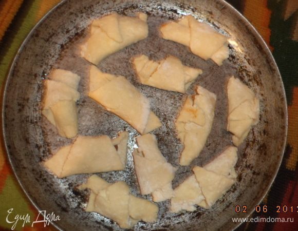 Выпекать при температуре 180 градусов 20 минут. Испечённые рогалики посыпать сахарной пудрой. 