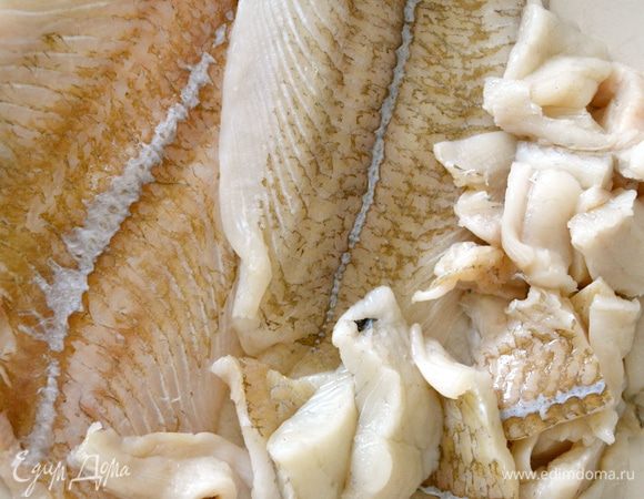 Филе рыбы нарезать кусочками.