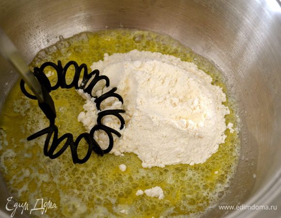 В небольшой кастрюльке растопить сливочное масло с ложкой оливкового. Добавить муку, тщательно перемешать... 