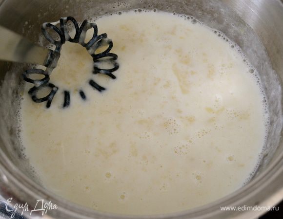 Добавить теплыми молоко и бульон. Как следует перемешать деревянной ложкой или венчиком, во избежание образования комочков. Довести до кипения и дать провариться 3-4 минуты. 