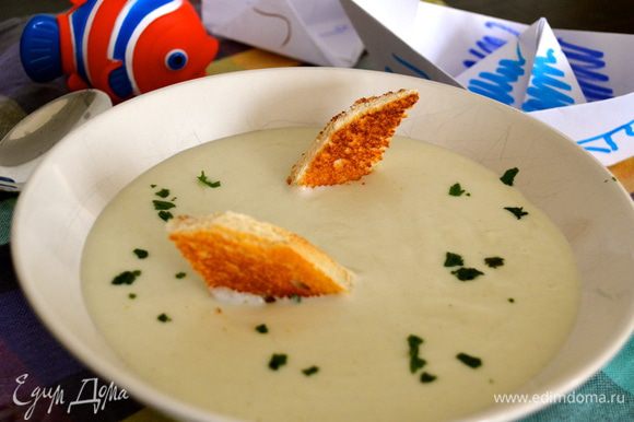 Крем-суп разложить по тарелкам, посыпать немного петрушкой и украсить кусочками хлеба. Приятного аппетита Вашим малышам!...