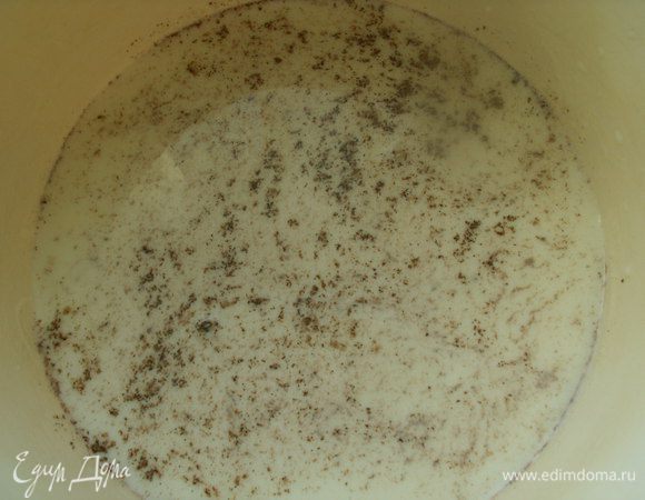  Молоко нагреваем (не кипятим) и добавляем ваниль. Настаиваем под крышкой 30 минут.