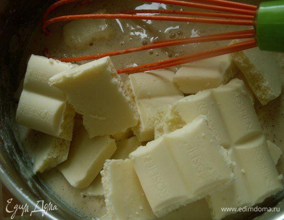  Белый шоколад разламываем и добавляем в загустевший крем. Размешиваем до полного растворения шоколада. Даем массе полностью остыть (я поставила кастрюлю на холодную водяную баню и он довольно быстро остыл). Счастливые обладатели мороженицы отправляют остывший крем в мороженицу на 30 минут, а потом добавляют порубленный черный шоколад. 