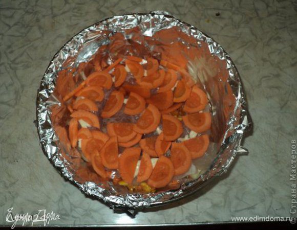 Застилаем форму фольгой. Морковку укладываем в форму, не очень плотненько.