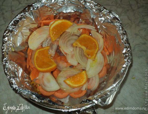 Сверху укладываем нарезанный полукольцами лук и дольки апельсин.