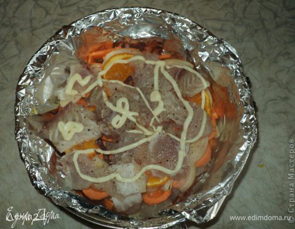 Укладываем кусочки рыбы, солим, перчим, и немного поливаем сметаной - саму рыбку. Выкладываем остачу продуктов слоями : морковка - лук - апельсин - рыба. Конечный слой - морковка. Закрываем фольгой и в духовку. Готовить примерно 30 минут при 200 °C. 